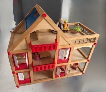 Grande maison de poupée en bois Delta Sports avec figurines et mobilier en bois 