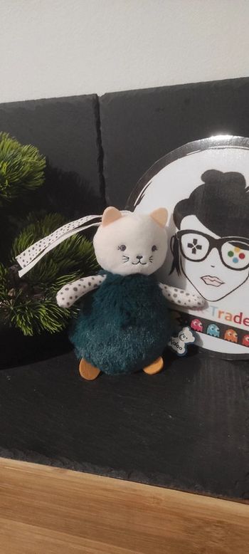 doudou peluche chat stimuli sensoriel blanc vert kaloo poid point