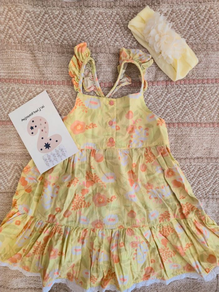 Robe fleurie jaune et orange liseré doré dentelle bandeau jaune à fleurs orchestra 2 ans 23 mois