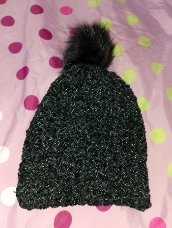Bonnet noir avec effet brillant et pompom