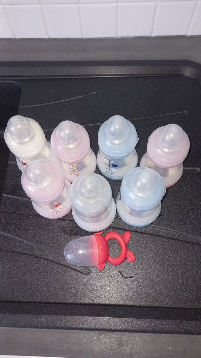 Lot 7 biberons mam + grignoteuse