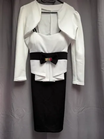 Robe courte blanche et noir, robe moulante taille unique (taille 36, 38, 40, 42)