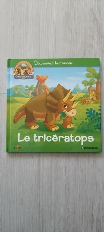 Livre le monde des dinosaures le triceratops