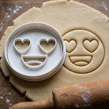 Emporte-pièce Émoji Yeux en Cœur - Découpoir Biscuit Sablé Pâte à Sucre