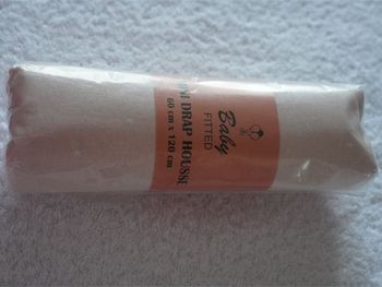 Drap housse rose clair avec des petites étoiles blanches Baby Fitted neuf Dimension 60 x 120 cm