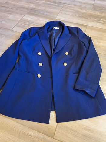 Blazer bleu marine avec bouton doré avec épaulettes Amy Lynn Taille M