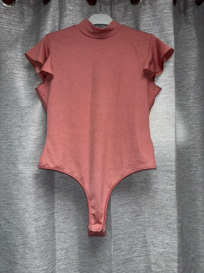 Body PrettyLittleThing, bodie femme taille 40, haut femme, t-shirt rose nude, justaucorps