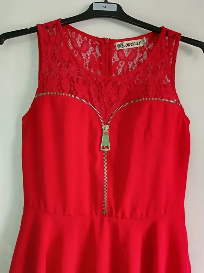Robe rouge élégante avec dentelle et fermeture éclaire Taille S - photo numéro 6