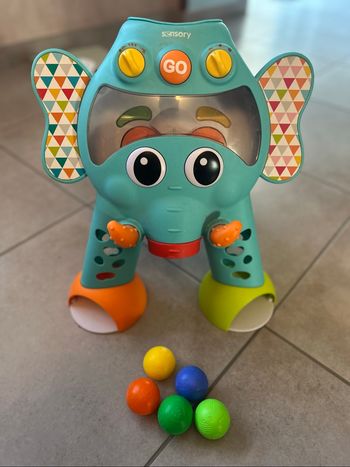 Éléphant avec balles