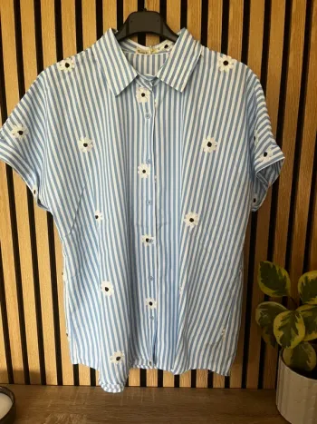 ´Chemise bleu blanche à fleurs