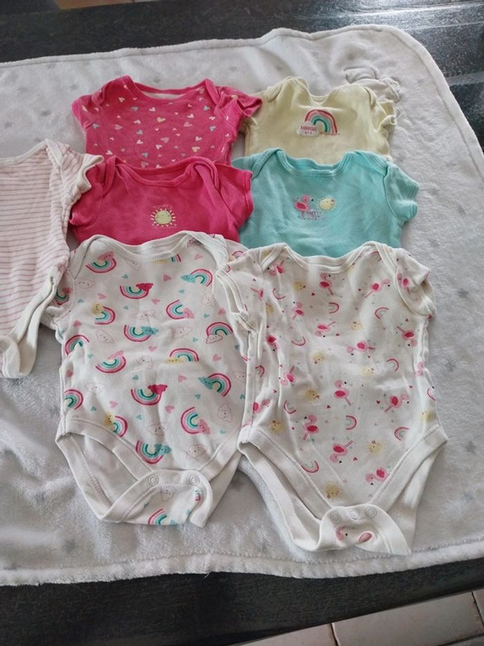 Lot 7 bodies manches courtes 0-3 mois
