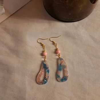 Boucles d'oreilles pendante rose et bleu