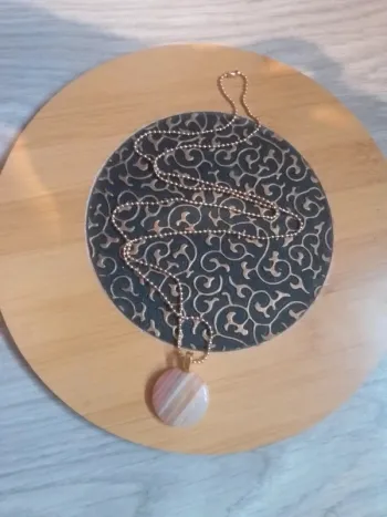 Collier avec pendentif en agate naturelle