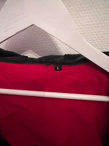 Veste rouge à capuche