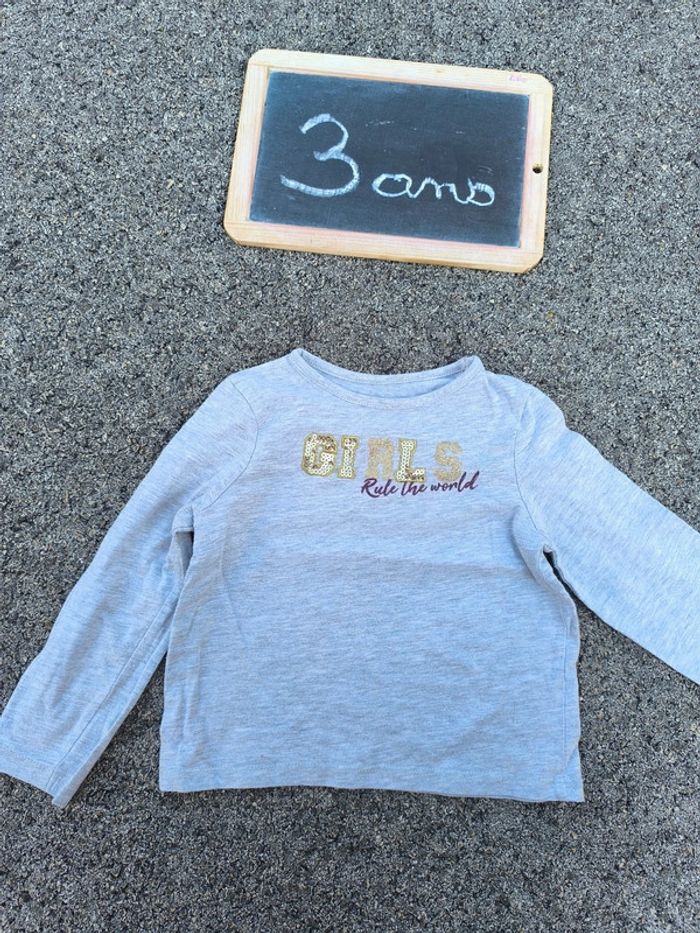 T-shirt manches longues taille 3 ans en très bon état