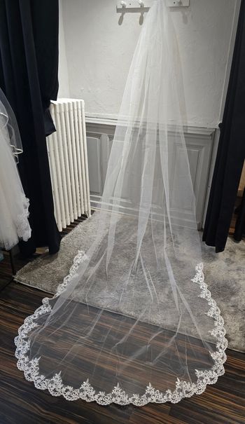 Voile de mariée long 3 mètres  tulle fin, bordure dentelle, fixation peigne
