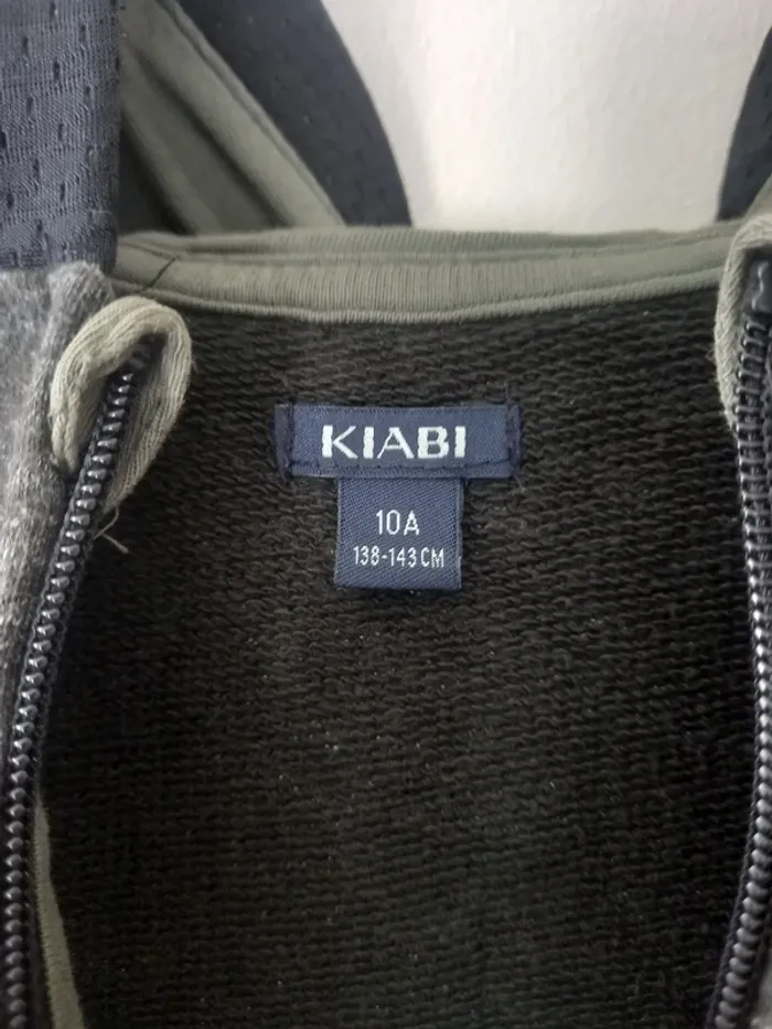 Veste de sport grise et noire de la marque Kiabi - photo numéro 2