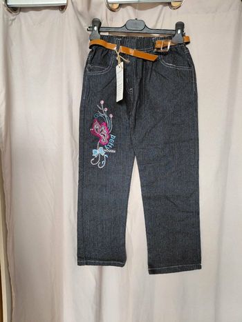Très beau jeans avec une ceinture fille T 8 ans