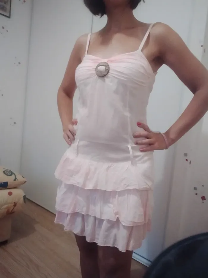 Robe courte a bretelles. Femme. Rose.
Taille 36