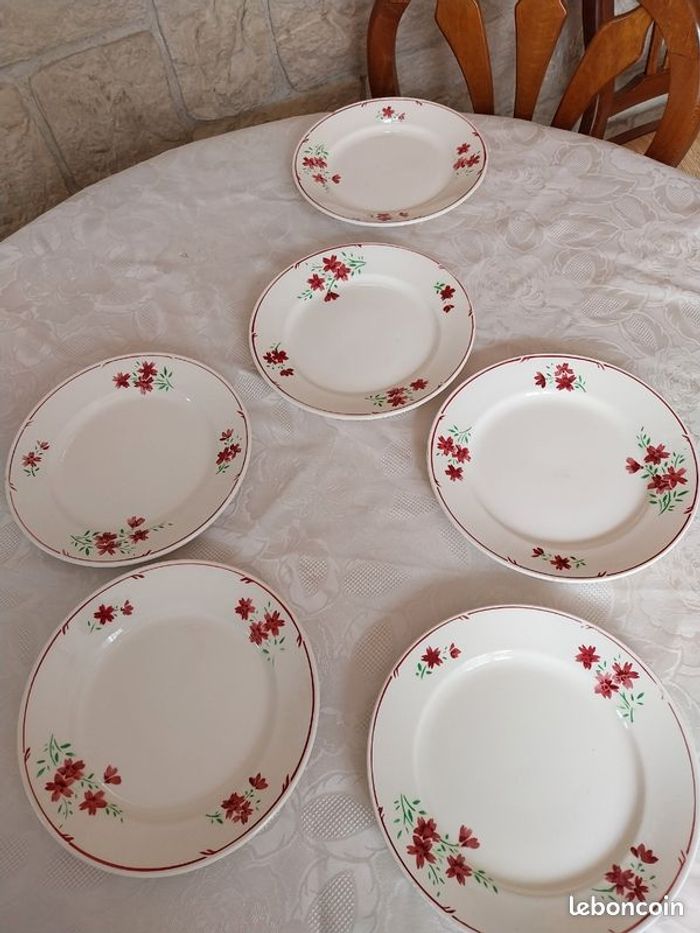 6 assiettes en faïence de Badonviller.  1 avec défaut,  voir photo.