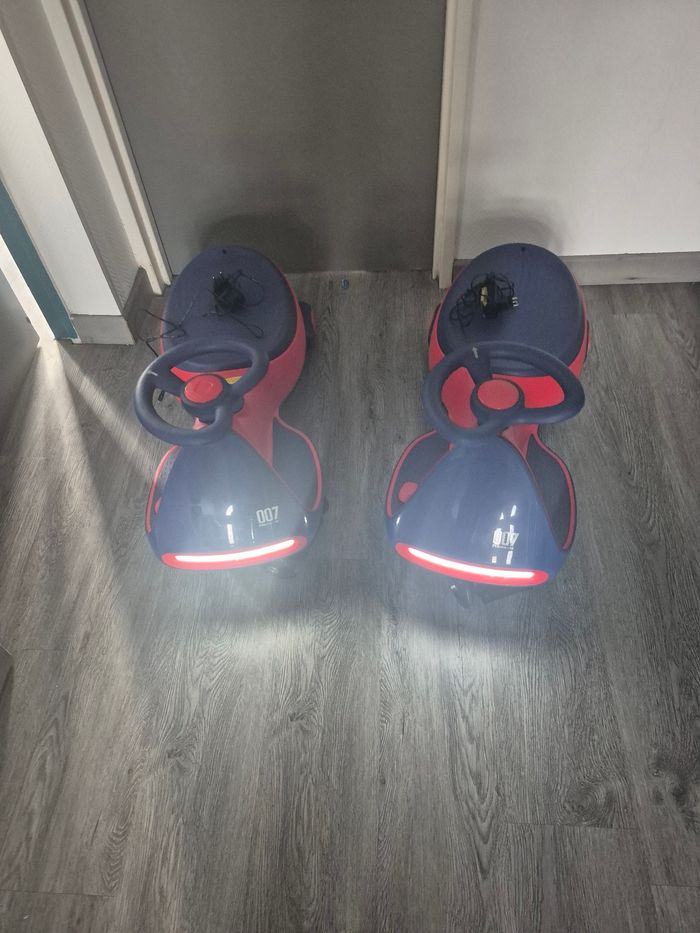 Voitures électriques Bluetooth comme neuf - photo numéro 8