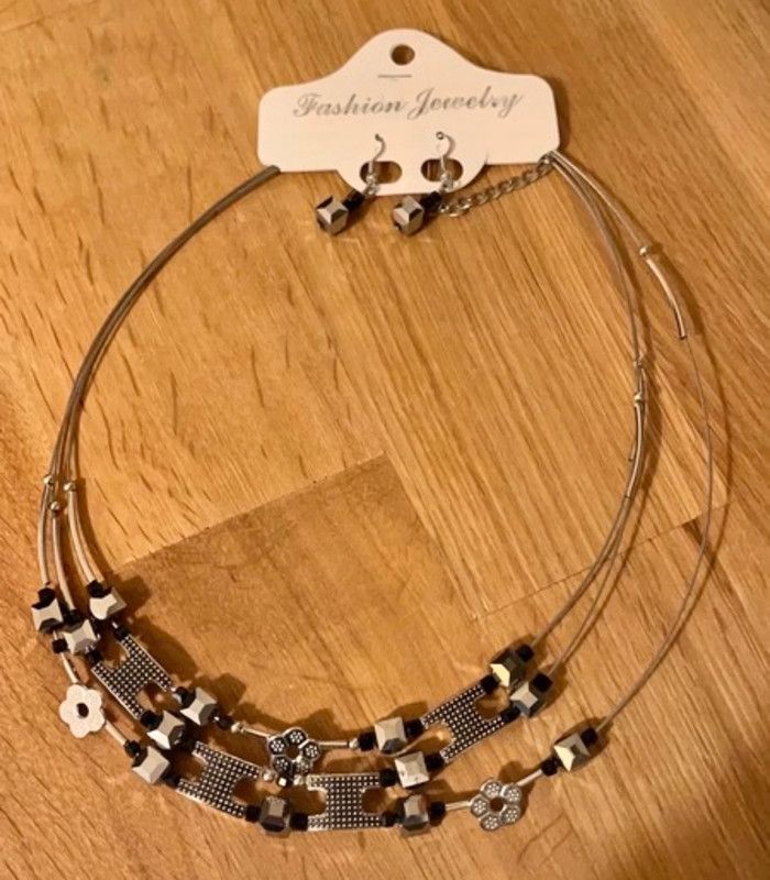 Petit collier fine avec boucles n’3