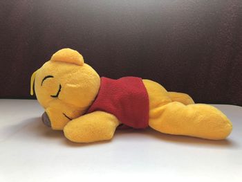 Peluche Winnie l’ourson.