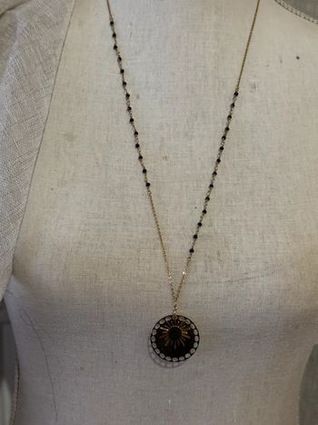 Sautoir acier inoxydable perles noires médaille et soleil acier inoxydable or