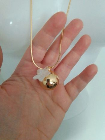 Joli sautoir boule dorée et fleur nacrée