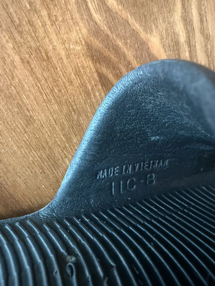 Tongs/claquettes Nike noir et blanche - photo numéro 2