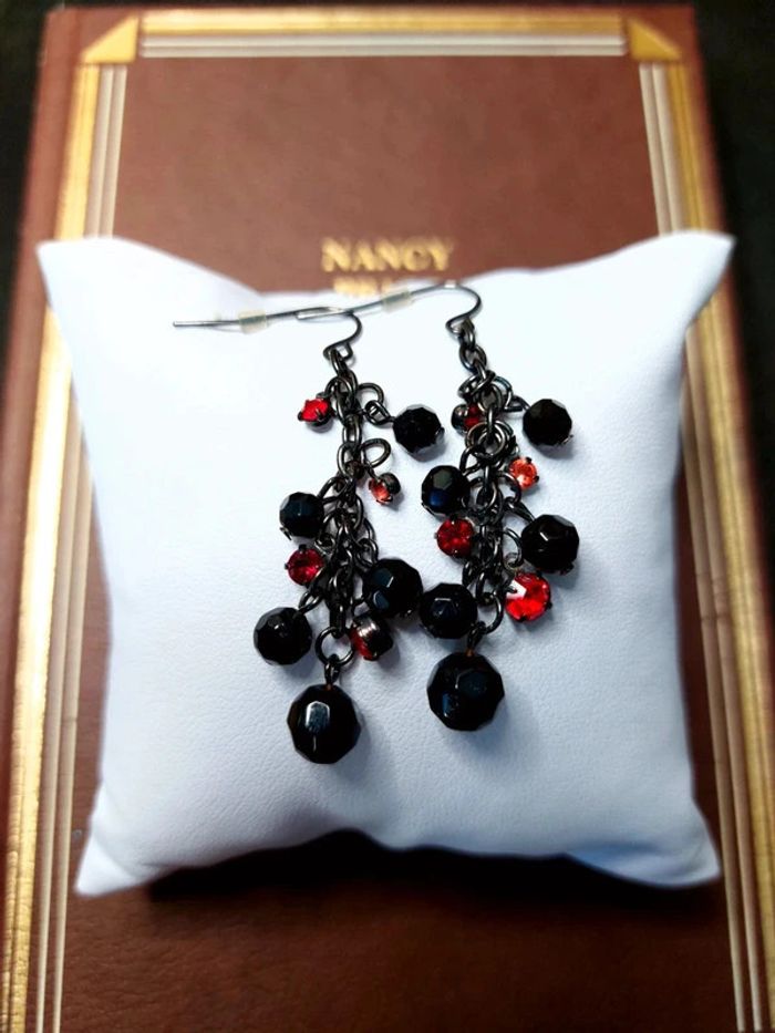 Magnifique paire de boucles d'oreilles pendantes perles couleur rouge et noir - photo numéro 5