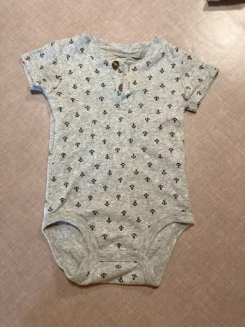 Body manches courtes gris à ancres – Simple Joys by Carter’s – 6/9 mois