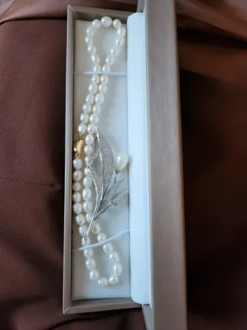 Collier en perles avec broche fleur argentée – Élégance intemporelle – Neuf en boîte