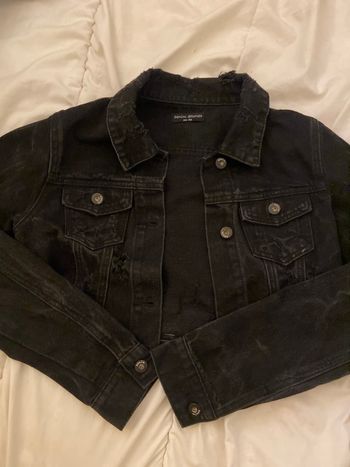une petite veste  en jean noire