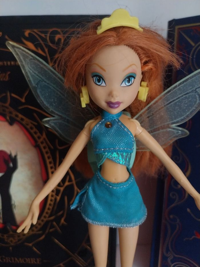Poupée Bloom Flutter Magic Winx Club 2006 Rainbow Mattel Très rare avec socle - photo numéro 3