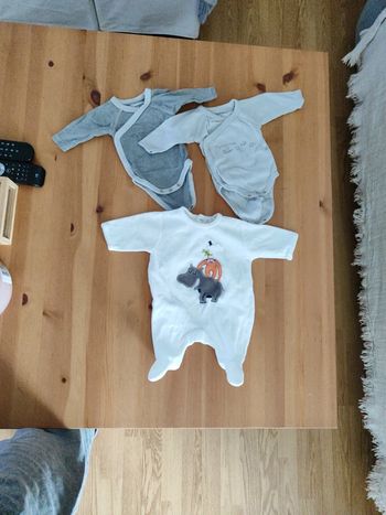 Lot 2 bodies et 1 pyjama kiabi