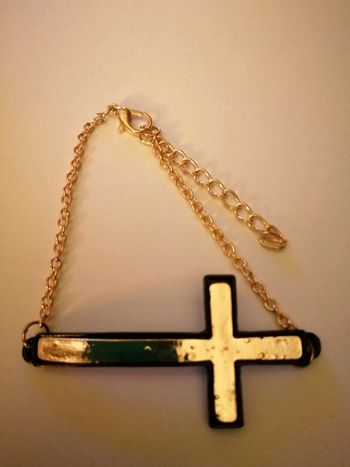 Bracelet  cheville  ou poignet doré avec croix noire