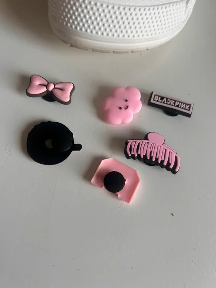 Lot de 10 charms / déco crocs rose - photo numéro 2