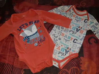 2 joli bodys coloré 6mois