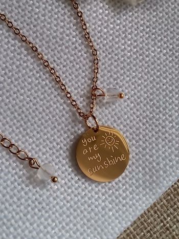 Collier médaillon "tu es mon soleil" et pierres de lune à reflets bleutés