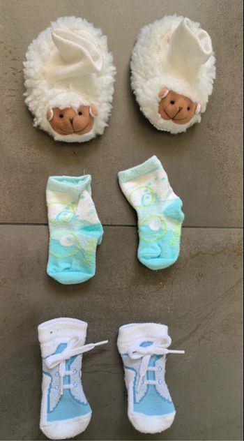 Lot de chaussures et chaussettes pour bébé