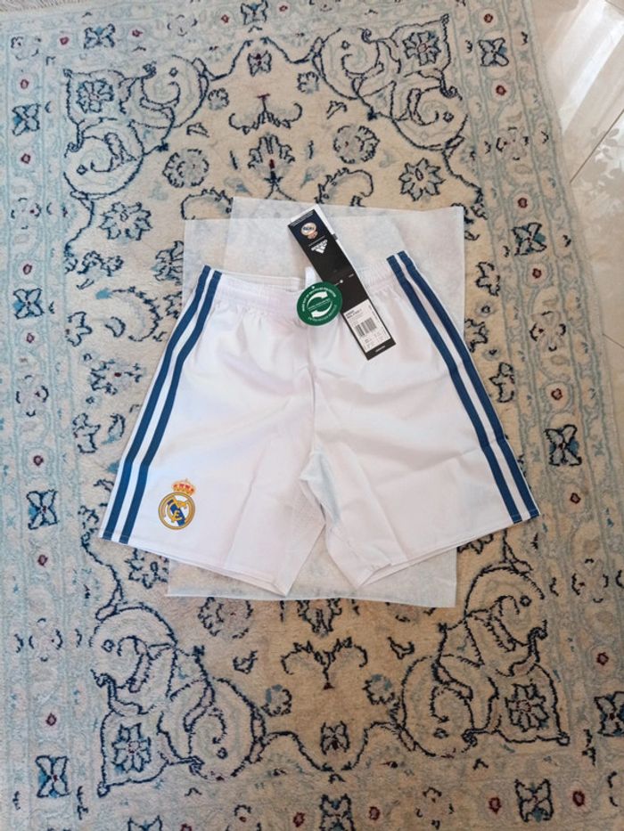 Short de foot Adidas équipe Réal Madrid taille 9/10 ans authentique neuf