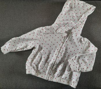 Veste à capuche motif petits coeurs