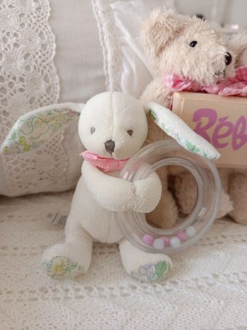Ensemble doudou lapin, hochet lapin et déco vintage
