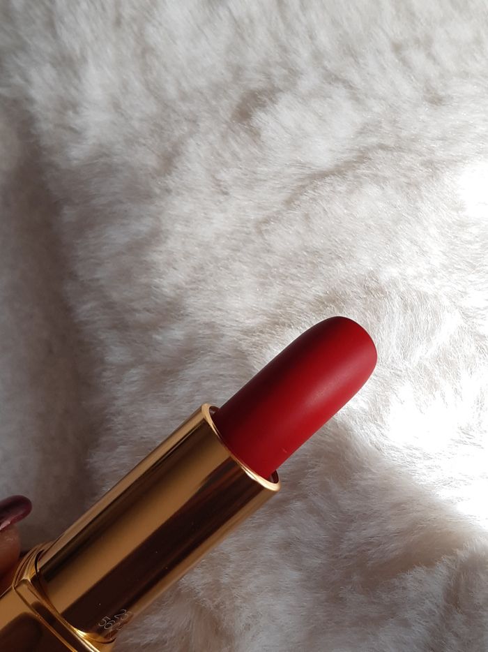 CHANEL

ROUGE ALLURE VELVET

LE ROUGE VELOURS LUMINEUX - photo numéro 2