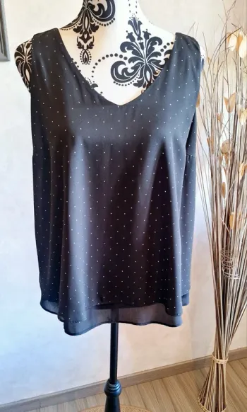 Superbe blouse sans manches Taille 40 comme neuve