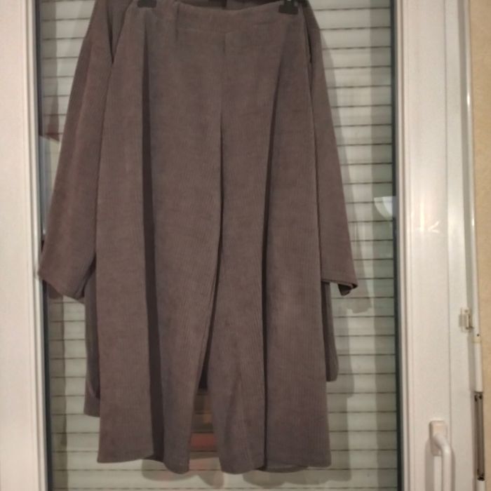 Ensemble,gilet et pantalon taille unique en très bon état - photo numéro 2