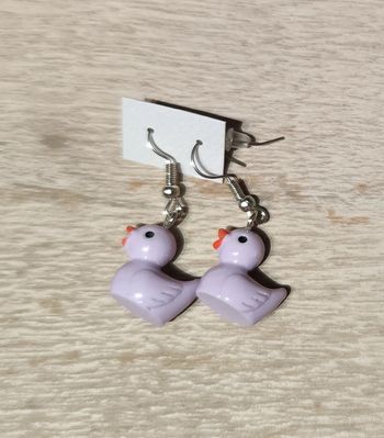 Petits canards lilas en résine en boucles d'oreilles