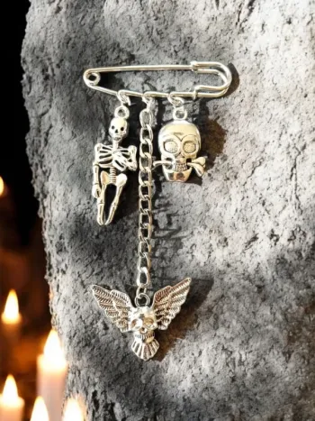 Broche épingle à nourrice breloques têtes de mort