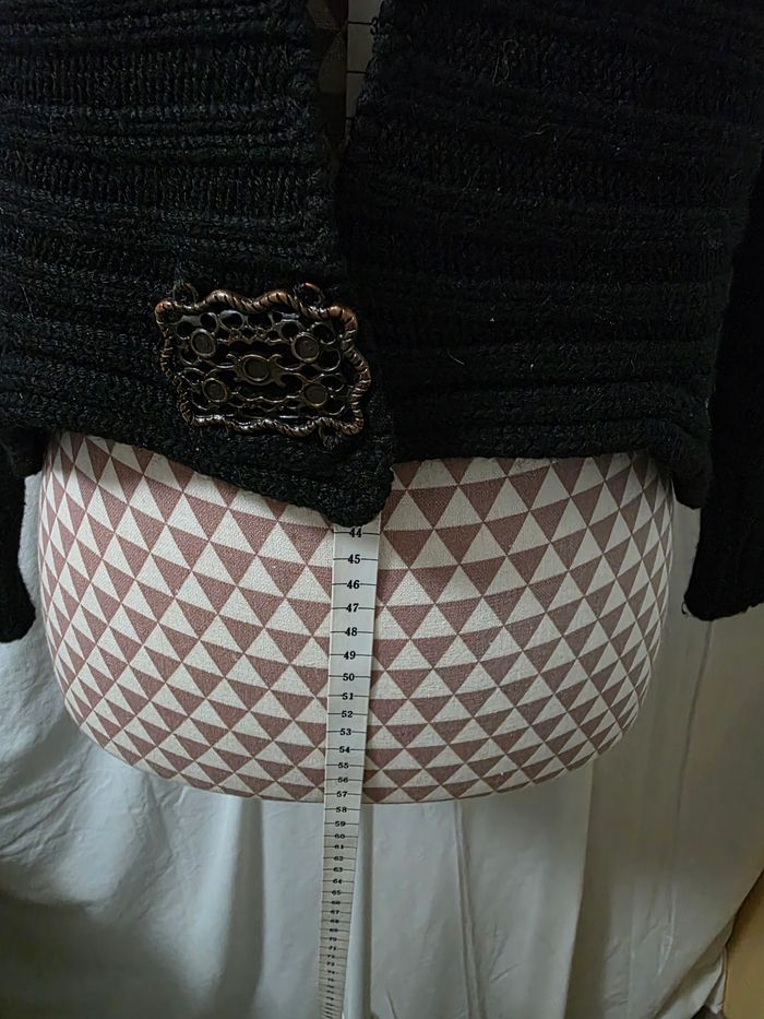 Boléro/pull,noir,en acrylique & laine,en très bon état, largeur d'épaule 40cm, largeur sous bras 43cm,longueur 44cm, marque Camaïeu =5€ - photo numéro 4